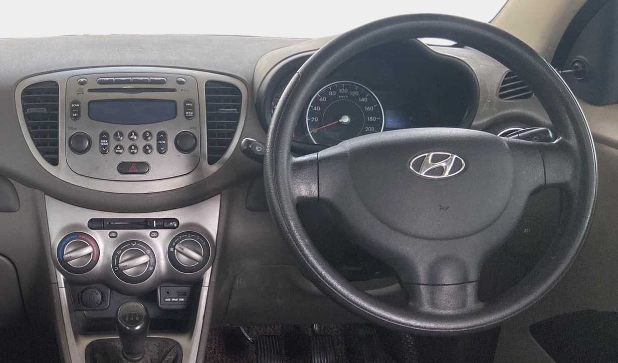 2015 Hyundai i10 SPORTZ 1.1, Petrol, Manual, 1,02,898 km, Steering Wheel Close Up