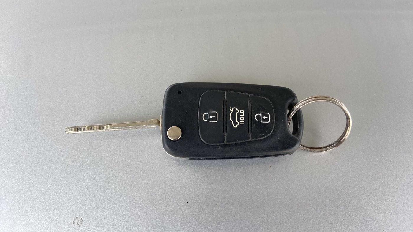 2015 Hyundai i10 SPORTZ 1.1, Petrol, Manual, 1,02,898 km, Key Close Up