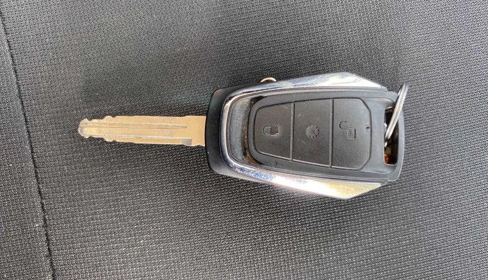 2018 Mahindra KUV 100 NXT K6+ P 6 STR, Petrol, Manual, 5,291 km, Key Close Up