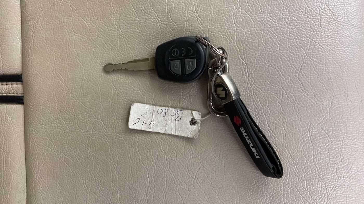 2017 Maruti Dzire VXI, Petrol, Manual, 33,213 km, Key Close Up