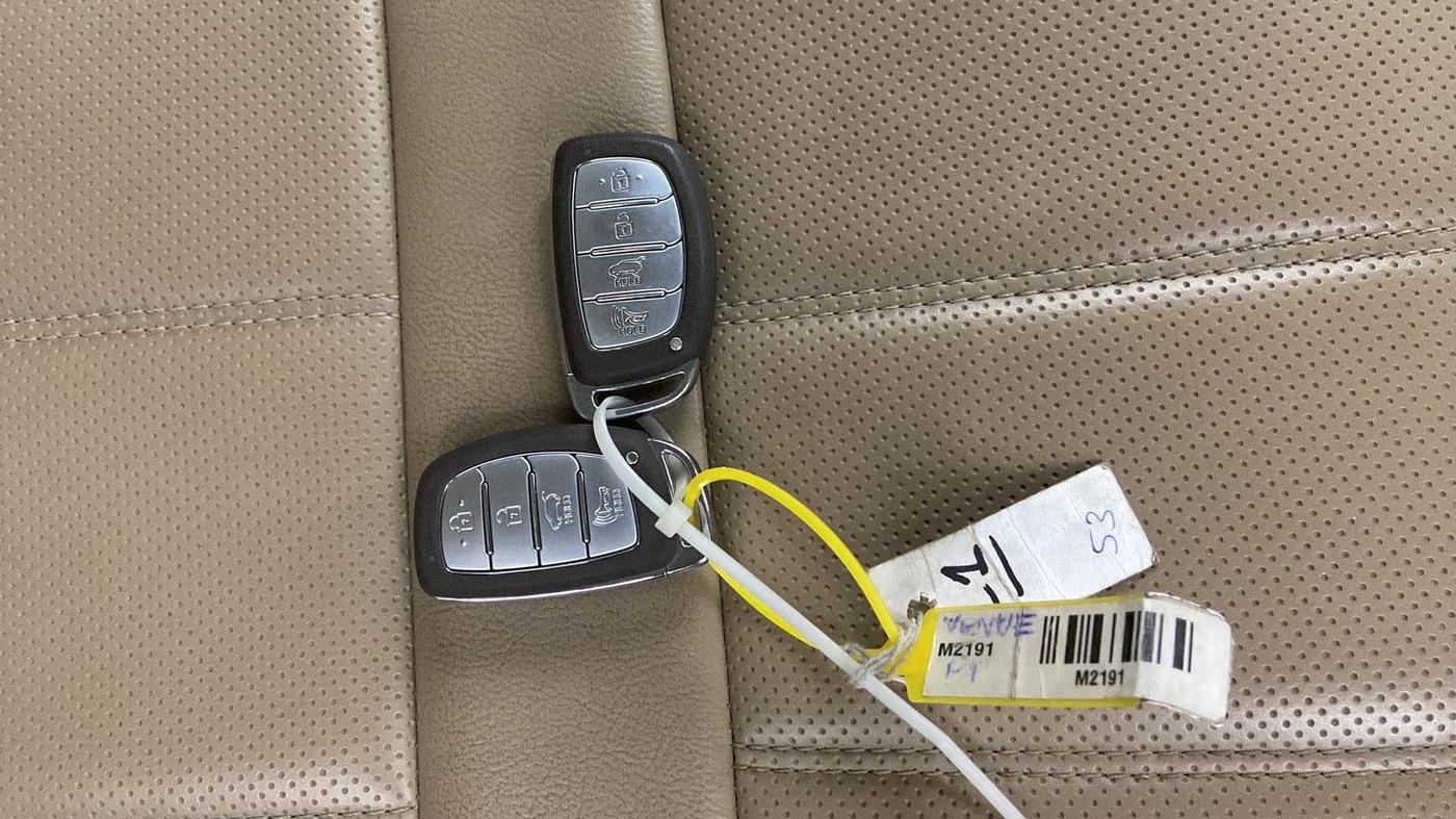 2019 Hyundai VENUE SX 1.0 (O) TURBO, Petrol, Manual, 42,334 km, Key Close Up