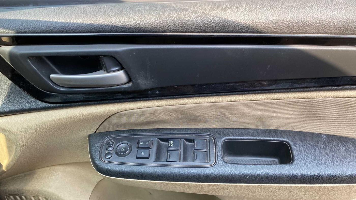 2018 Honda Amaze 1.2L I-VTEC VX, Petrol, Manual, 20,105 km, Driver Side Door Panels Control