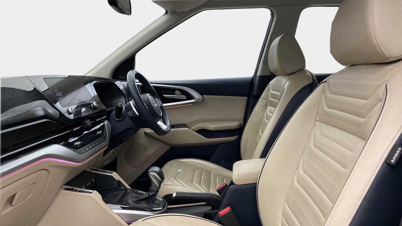 2022 KIA CARENS LUXURY PLUS 1.4 PETROL DCT 6 STR, Petrol, Automatic, 32,364 km, Right Side Front Door Cabin
