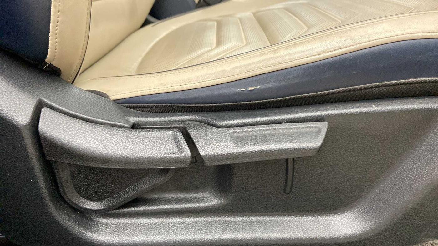 2022 KIA CARENS LUXURY PLUS 1.4 PETROL DCT 6 STR, Petrol, Automatic, 32,364 km, Driver Side Adjustment Panel