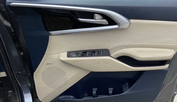 2022 KIA CARENS LUXURY PLUS 1.4 PETROL DCT 6 STR, Petrol, Automatic, 32,364 km, Driver Side Door Panels Control