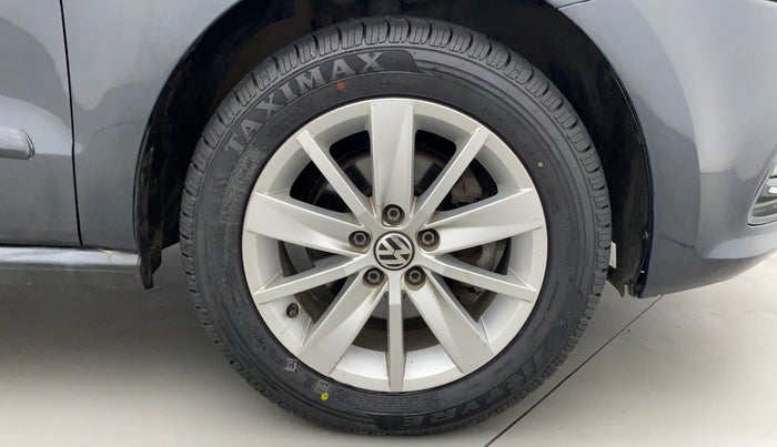 2017 Volkswagen Polo HIGHLINE1.2L, Petrol, Manual, 50,296 km, Right Front Wheel
