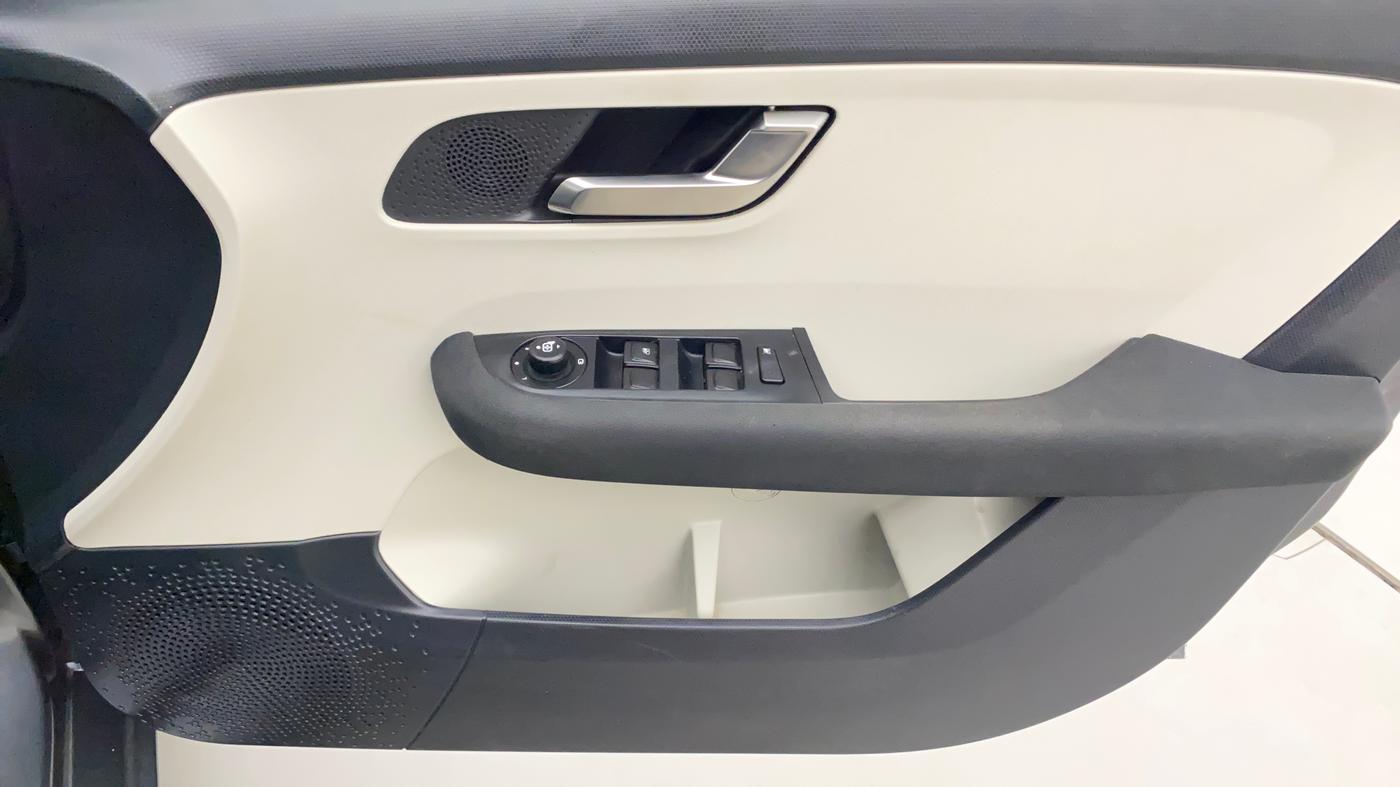 2022 Tata ALTROZ XZ PLUS I-TURBO PETROL, Petrol, Manual, 25,083 km, Driver Side Door Panels Control