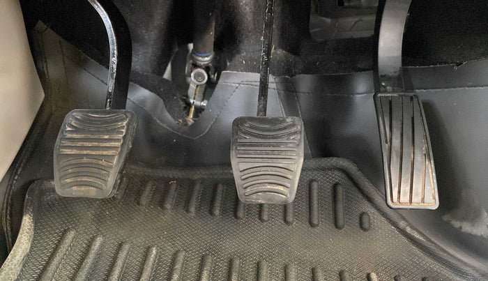 2022 Mahindra XUV300 W6 1.2 PETROL, Petrol, Manual, 26,634 km, Pedals