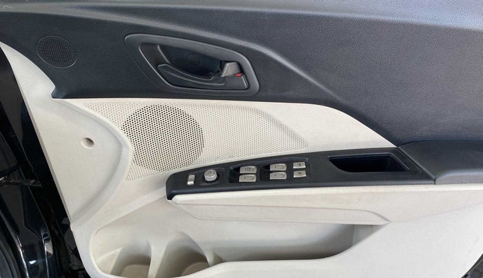 2022 Mahindra XUV300 W6 1.2 PETROL, Petrol, Manual, 26,634 km, Driver Side Door Panels Control
