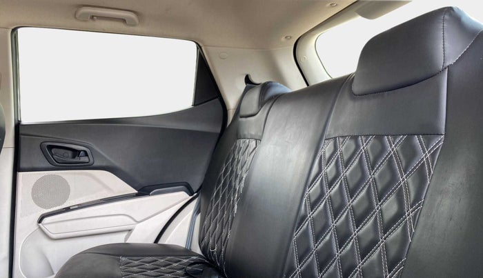 2022 Mahindra XUV300 W6 1.2 PETROL, Petrol, Manual, 26,634 km, Right Side Rear Door Cabin