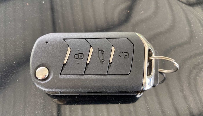 2022 Mahindra XUV300 W6 1.2 PETROL, Petrol, Manual, 26,634 km, Key Close Up