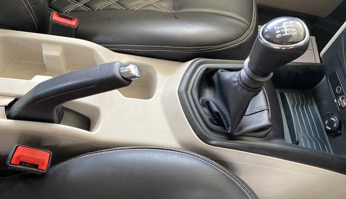 2022 Mahindra XUV300 W6 1.2 PETROL, Petrol, Manual, 26,634 km, Gear Lever