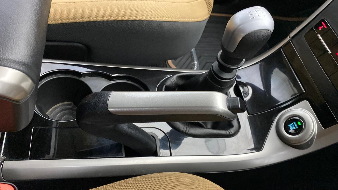 2018 Mahindra XUV500 W7 FWD, Diesel, Manual, 24,251 km, Gear Lever