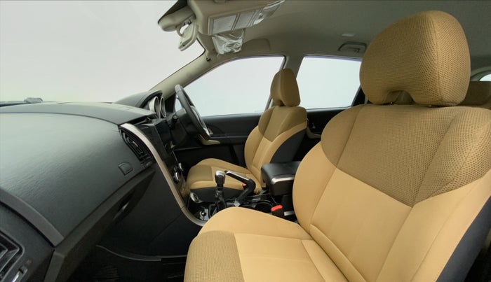 2018 Mahindra XUV500 W7 FWD, Diesel, Manual, 24,251 km, Right Side Front Door Cabin