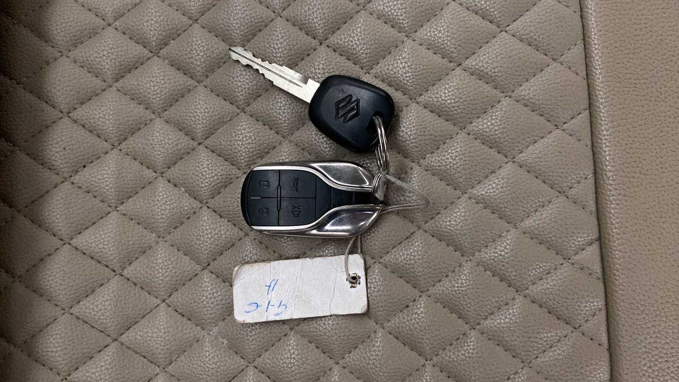 2017 Maruti Dzire LXI, Petrol, Manual, 22,263 km, Key Close Up