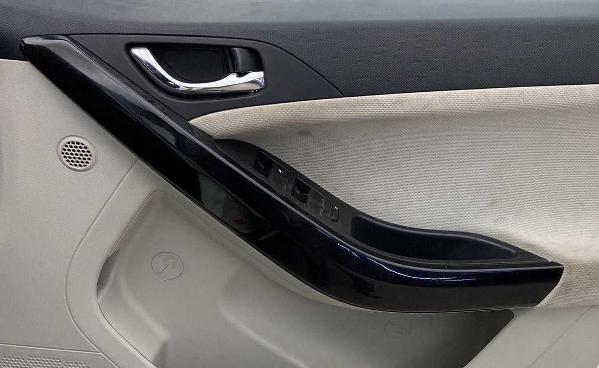 2022 Tata NEXON XZ PLUS PETROL, Petrol, Manual, 31,026 km, Driver Side Door Panels Control