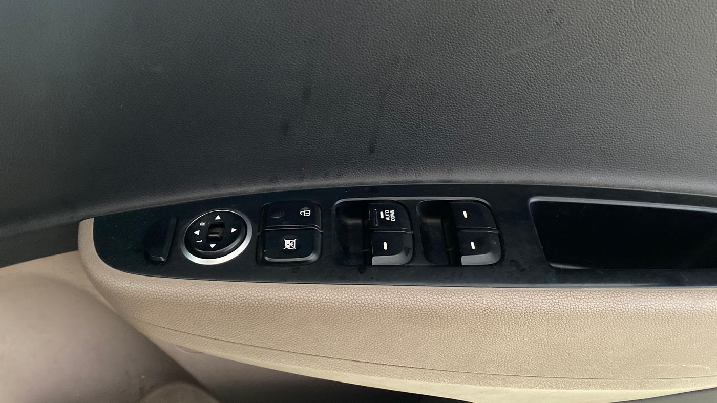 2014 Hyundai Xcent S 1.2, Petrol, Manual, 48,060 km, Driver Side Door Panels Control