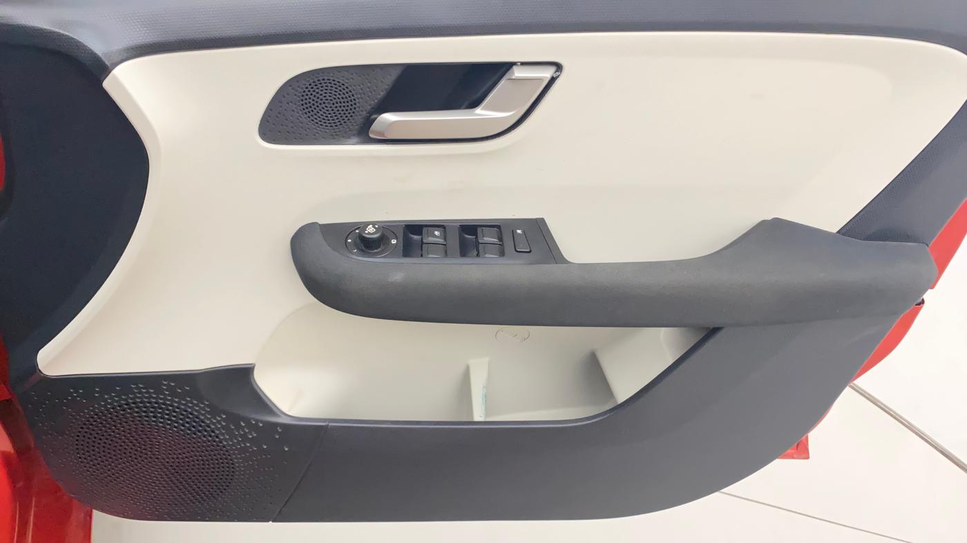 2023 Tata ALTROZ XZ + SUNROOF, Petrol, Manual, 6,884 km, Driver Side Door Panels Control
