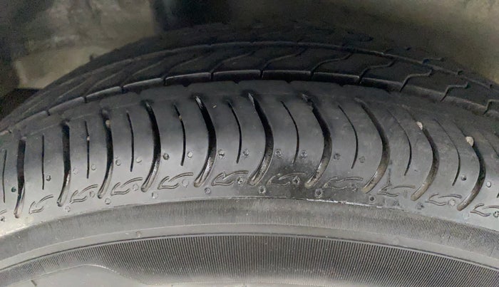 2016 Honda Jazz 1.2L I-VTEC V AT, Petrol, Automatic, 1,13,157 km, Right Rear Tyre Tread