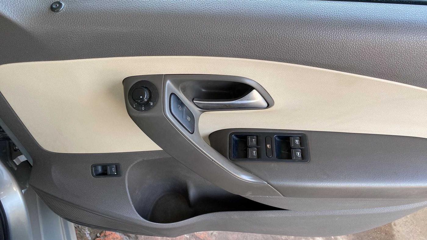 2013 Volkswagen Vento HIGHLINE 1.6 MPI, Petrol, Manual, 78,099 km, Driver Side Door Panels Control