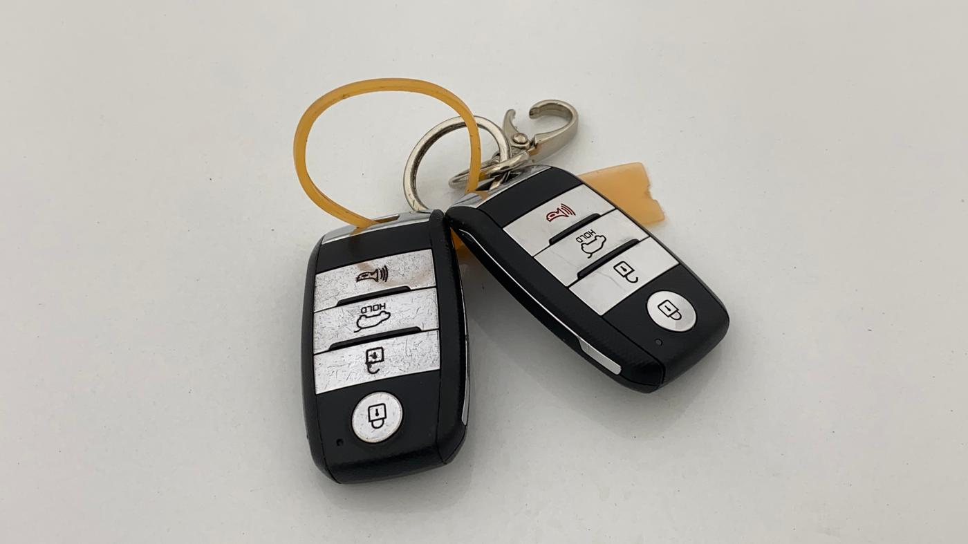 2019 KIA SELTOS HTX 1.5 DIESEL, Diesel, Manual, 1,27,136 km, Key Close Up