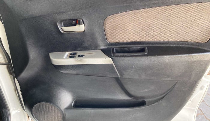 2014 Maruti Wagon R 1.0 LXI, CNG, Manual, 1,15,483 km, Driver Side Door Panels Control
