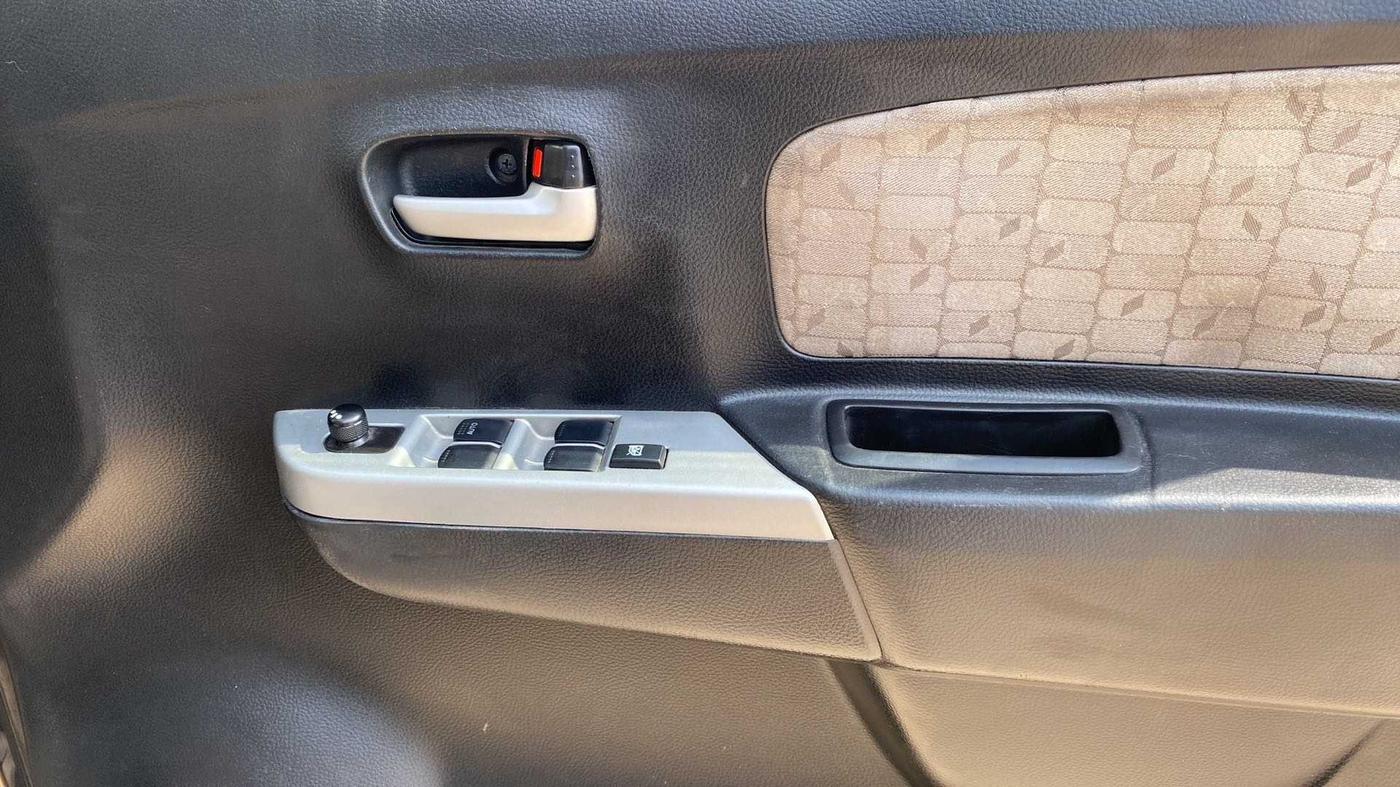 2013 Maruti Wagon R 1.0 VXI, Petrol, Manual, 69,977 km, Driver Side Door Panels Control