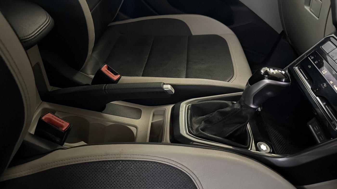 2021 Volkswagen TAIGUN TOPLINE 1.0 TSI AT, Petrol, Automatic, 87,210 km, Gear Lever