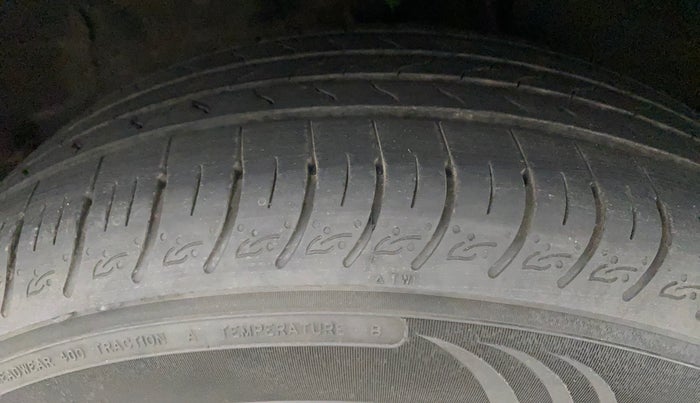 2022 KIA CARENS LUXURY PLUS 1.4 PETROL 6 STR, Petrol, Manual, 12,669 km, Right Front Tyre Tread