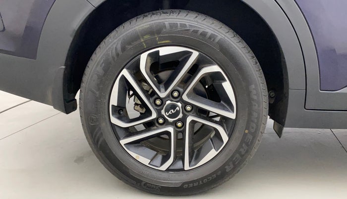 2022 KIA CARENS LUXURY PLUS 1.4 PETROL 6 STR, Petrol, Manual, 12,669 km, Right Rear Wheel