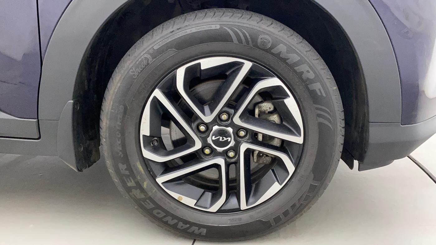 2022 KIA CARENS LUXURY PLUS 1.4 PETROL 6 STR, Petrol, Manual, 12,669 km, Right Front Wheel