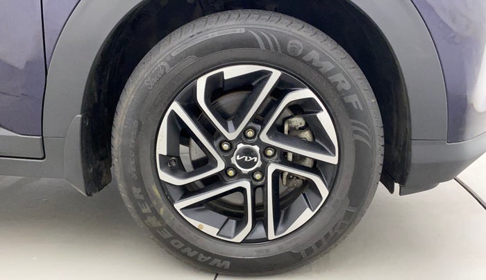 2022 KIA CARENS LUXURY PLUS 1.4 PETROL 6 STR, Petrol, Manual, 12,669 km, Right Front Wheel