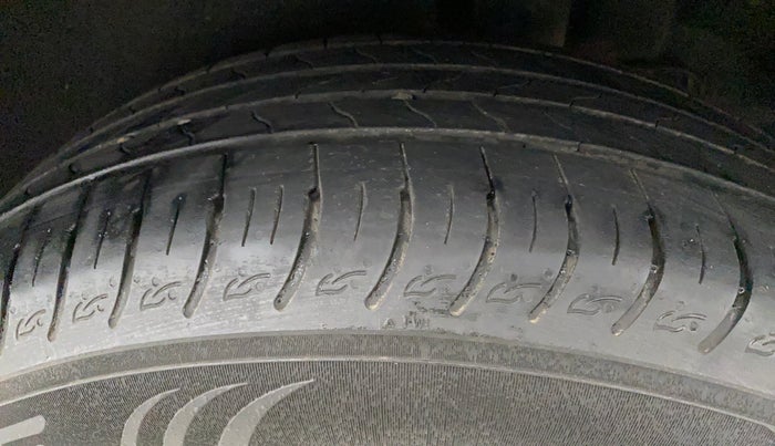 2022 KIA CARENS LUXURY PLUS 1.4 PETROL 6 STR, Petrol, Manual, 12,669 km, Left Rear Tyre Tread
