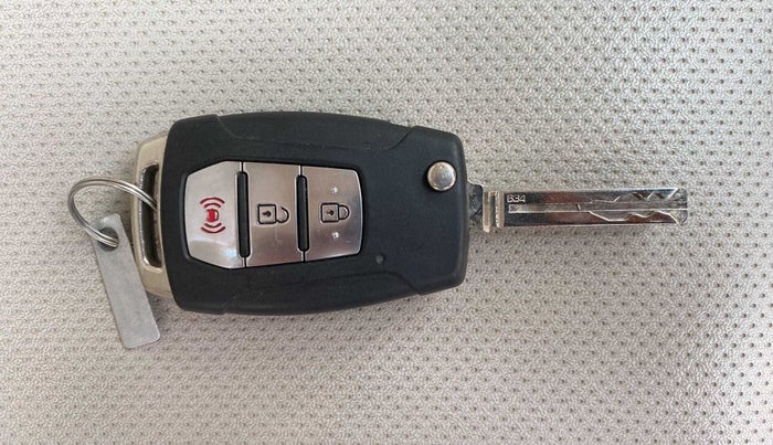 2021 Mahindra XUV300 W8(O) 1.2 PETROL DUAL TONE, Petrol, Manual, 22,527 km, Key Close Up