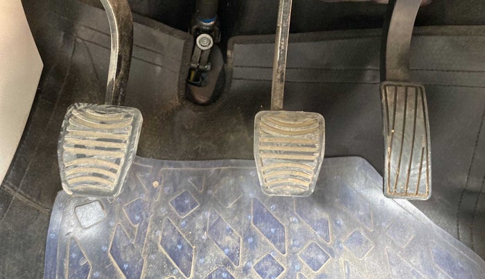 2021 Mahindra XUV300 W8(O) 1.2 PETROL DUAL TONE, Petrol, Manual, 22,527 km, Pedals