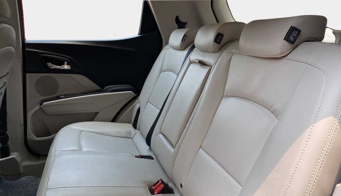 2021 Mahindra XUV300 W8(O) 1.2 PETROL DUAL TONE, Petrol, Manual, 22,527 km, Right Side Rear Door Cabin