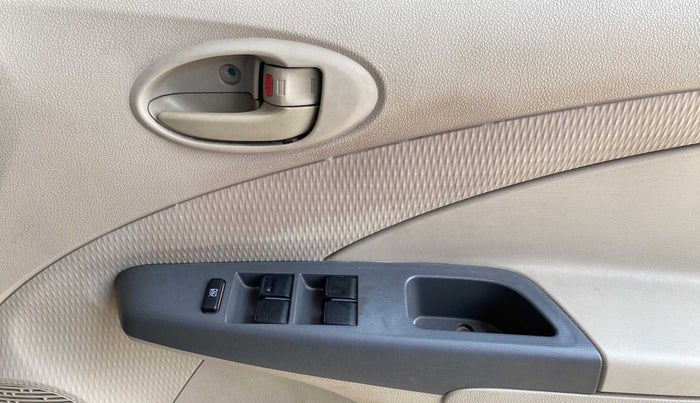 2015 Toyota Etios Liva G, Petrol, Manual, 65,361 km, Driver Side Door Panels Control