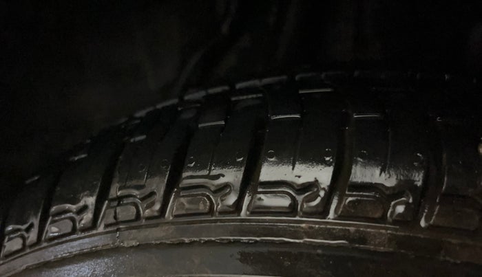 2015 Honda Amaze 1.2L I-VTEC SX, Petrol, Manual, 1,00,201 km, Left Rear Tyre Tread