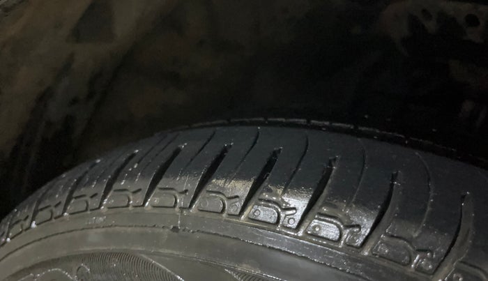 2015 Honda Amaze 1.2L I-VTEC SX, Petrol, Manual, 1,00,201 km, Right Front Tyre Tread