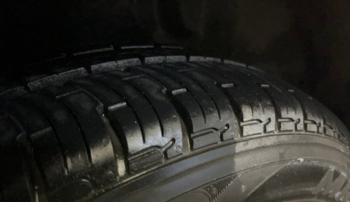 2015 Honda Amaze 1.2L I-VTEC SX, Petrol, Manual, 1,00,201 km, Right Rear Tyre Tread