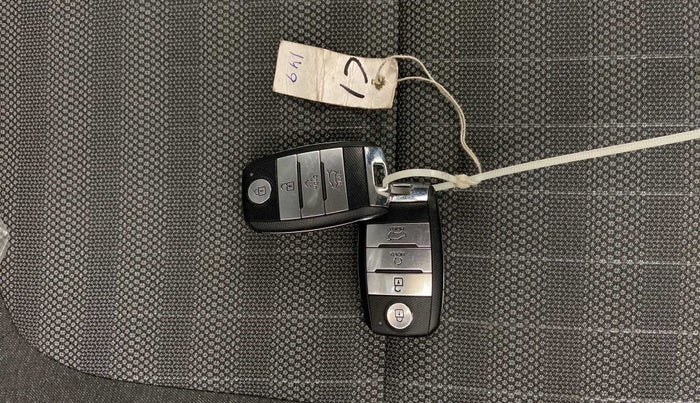 2022 KIA SONET HTK PLUS 1.0 IMT, Petrol, Manual, 32,272 km, Key Close Up