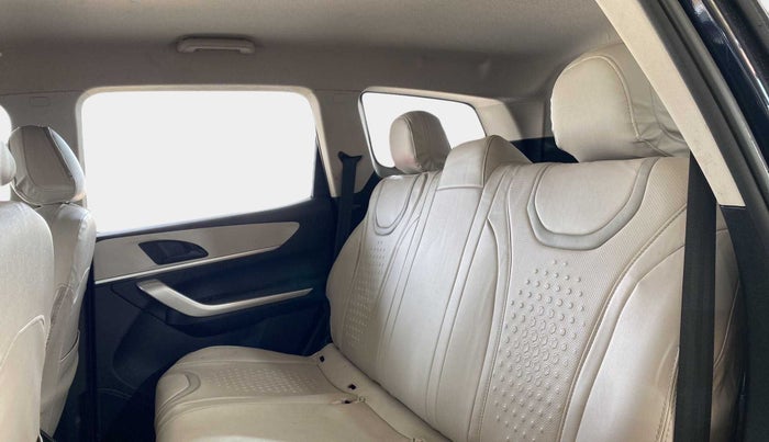2022 Mahindra XUV700 MX P MT 5 STR, Petrol, Manual, 20,665 km, Right Side Rear Door Cabin