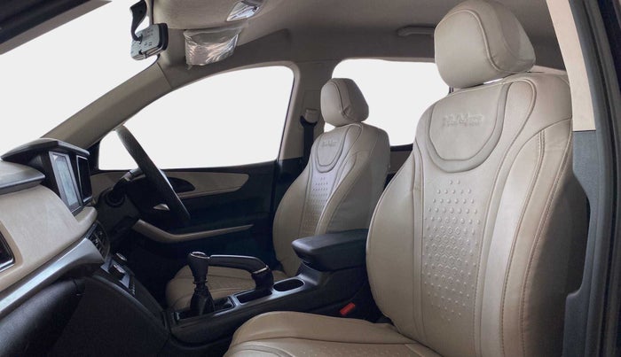 2022 Mahindra XUV700 MX P MT 5 STR, Petrol, Manual, 20,665 km, Right Side Front Door Cabin