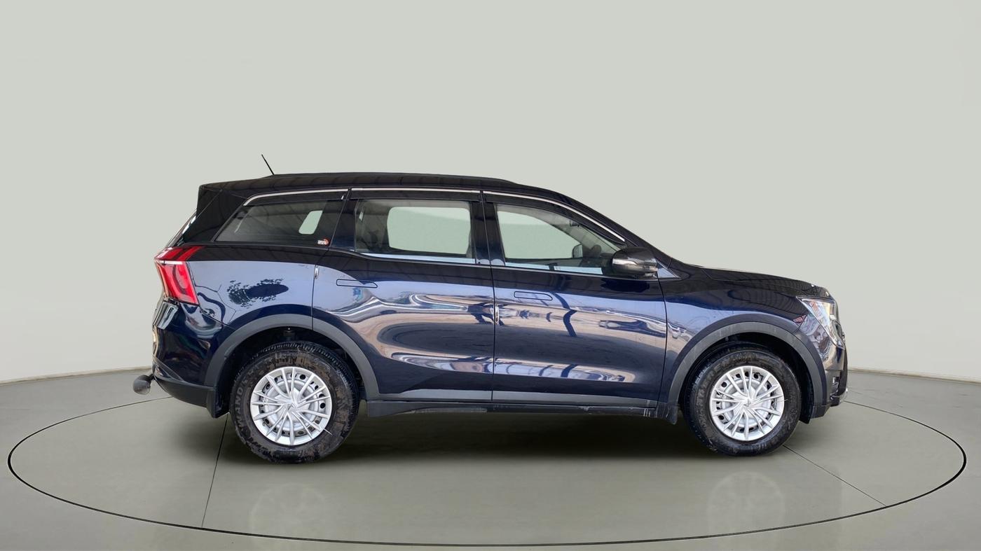 2022 Mahindra XUV700 MX P MT 5 STR, Petrol, Manual, 20,665 km, Right Side View