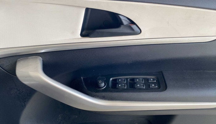 2022 Mahindra XUV700 MX P MT 5 STR, Petrol, Manual, 20,665 km, Driver Side Door Panels Control