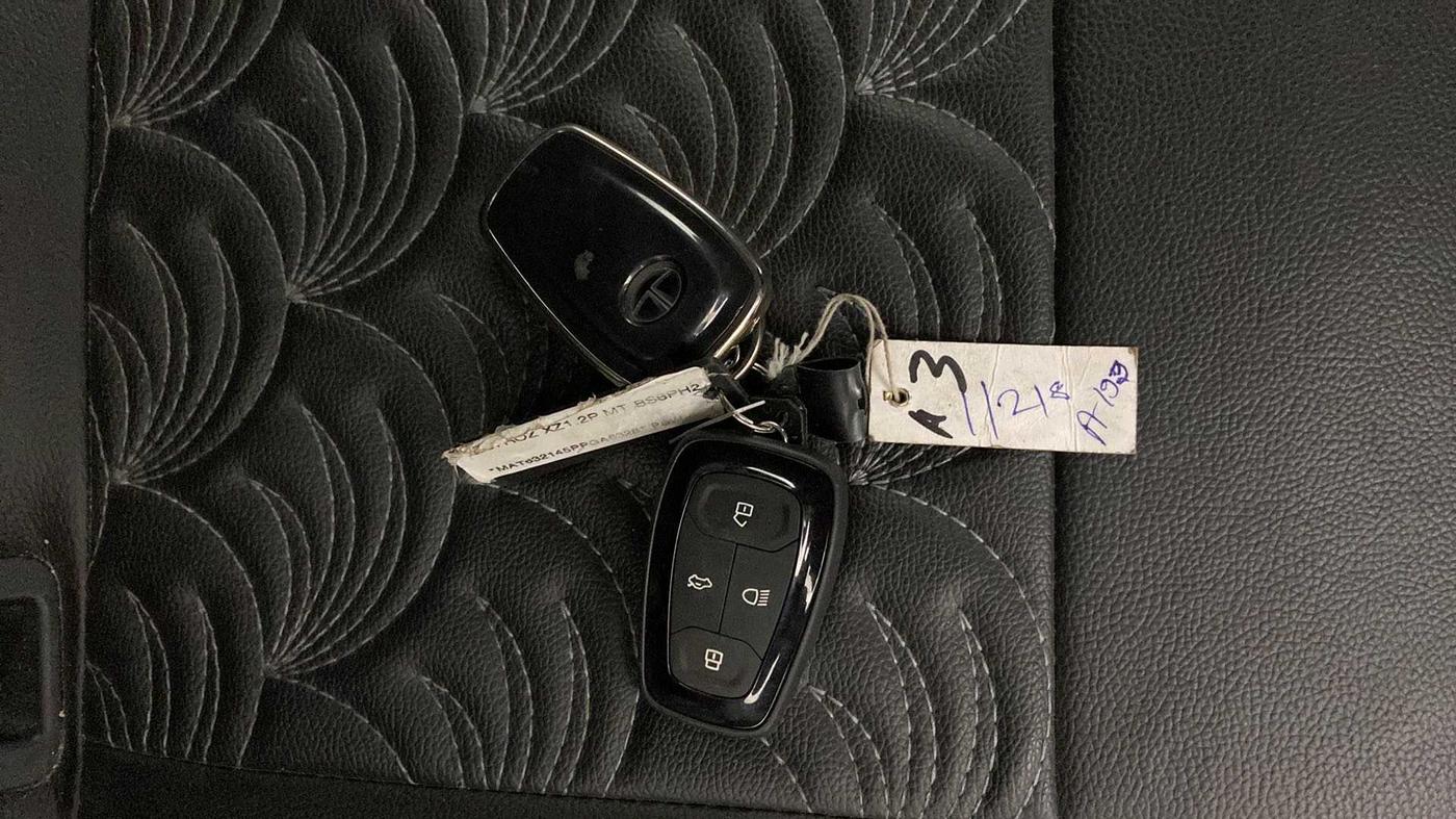 2023 Tata ALTROZ XZ PETROL, Petrol, Manual, 16,595 km, Key Close Up