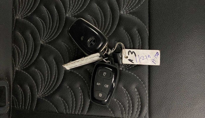 2023 Tata ALTROZ XZ PETROL, Petrol, Manual, 16,595 km, Key Close Up
