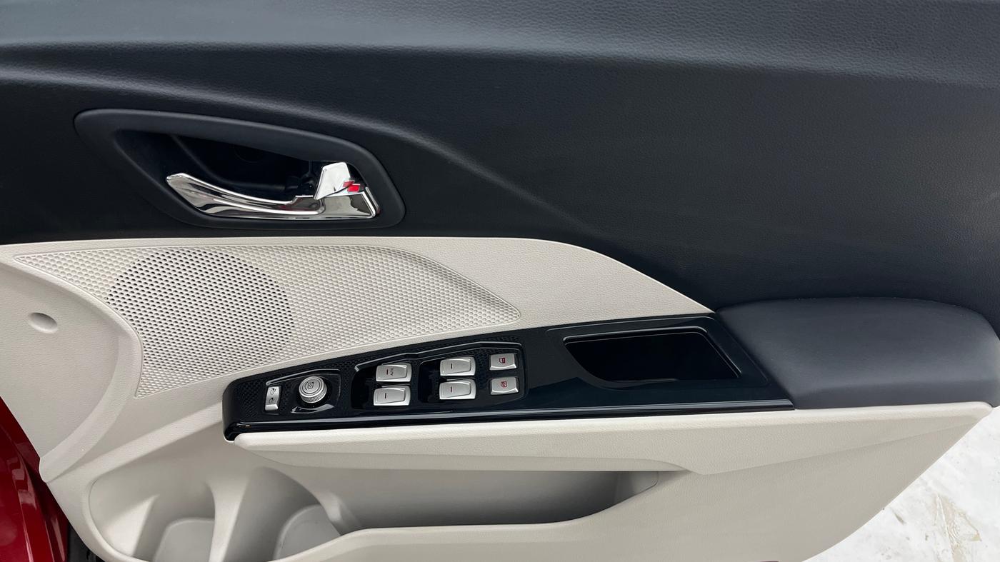 2022 Mahindra XUV300 W8 (O) 1.2 PETROL AMT, Petrol, Automatic, 25,034 km, Driver Side Door Panels Control