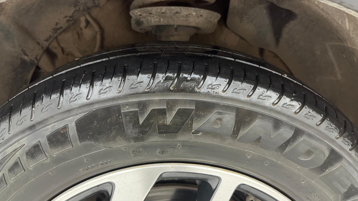 2022 Mahindra XUV300 W8 (O) 1.2 PETROL AMT, Petrol, Automatic, 25,034 km, Left Front Tyre Tread