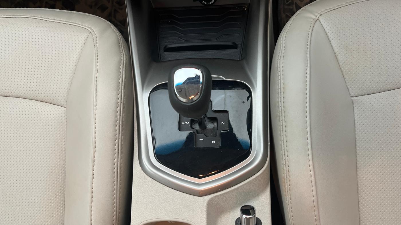 2022 Mahindra XUV300 W8 (O) 1.2 PETROL AMT, Petrol, Automatic, 25,034 km, Gear Lever